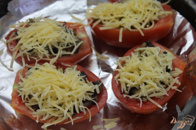 Фото приготовление рецепта: Фаршированные помидоры грибами под сыром шаг №7