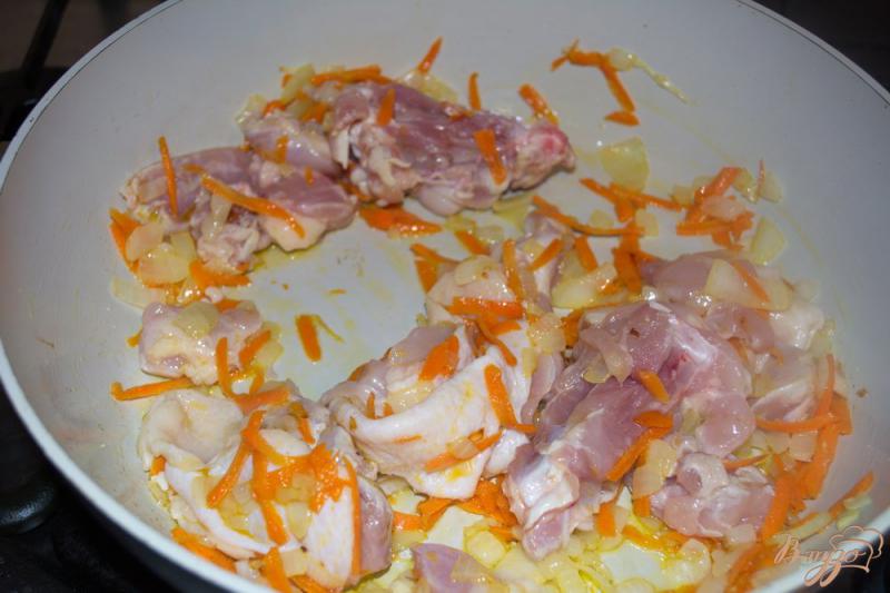 Фото приготовление рецепта: Овощи с рисом и курицей шаг №4