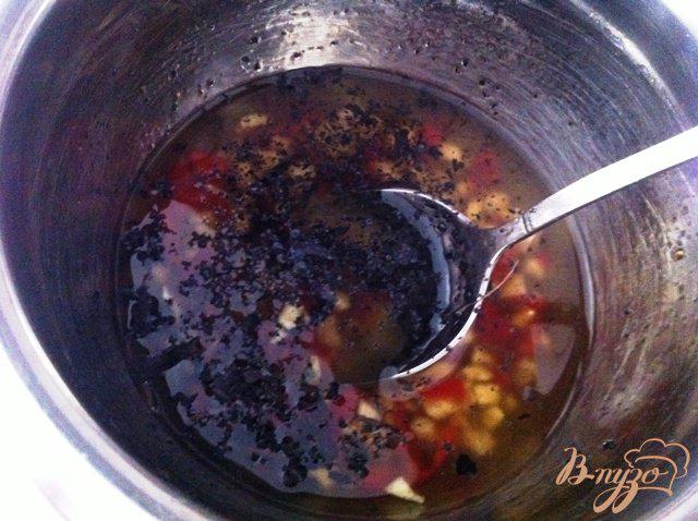 Фото приготовление рецепта: Салат из помидор и оливок шаг №5