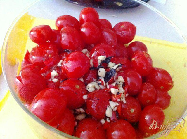 Фото приготовление рецепта: Салат из помидор и оливок шаг №8