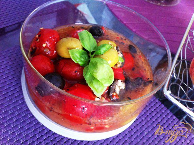 Фото приготовление рецепта: Салат из помидор и оливок шаг №9