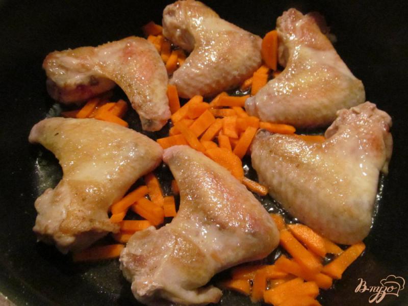 Фото приготовление рецепта: Куриные крылья с пшеном шаг №3