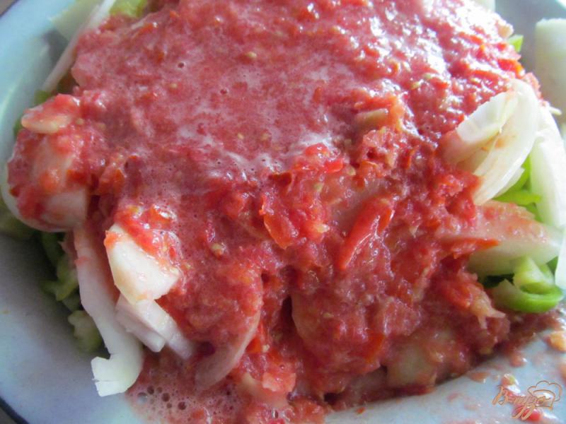 Фото приготовление рецепта: Салат из кабачков с луком перцем а томате на зиму шаг №4