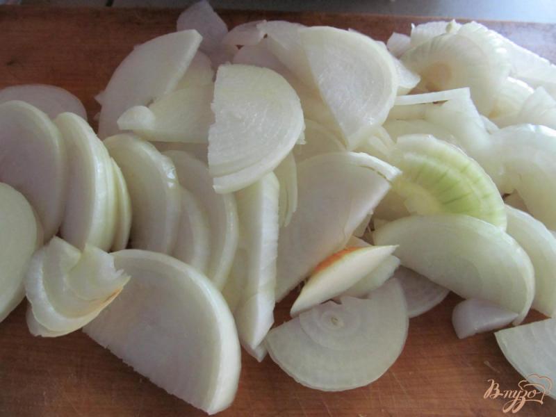 Фото приготовление рецепта: Салат из кабачков с луком перцем а томате на зиму шаг №2