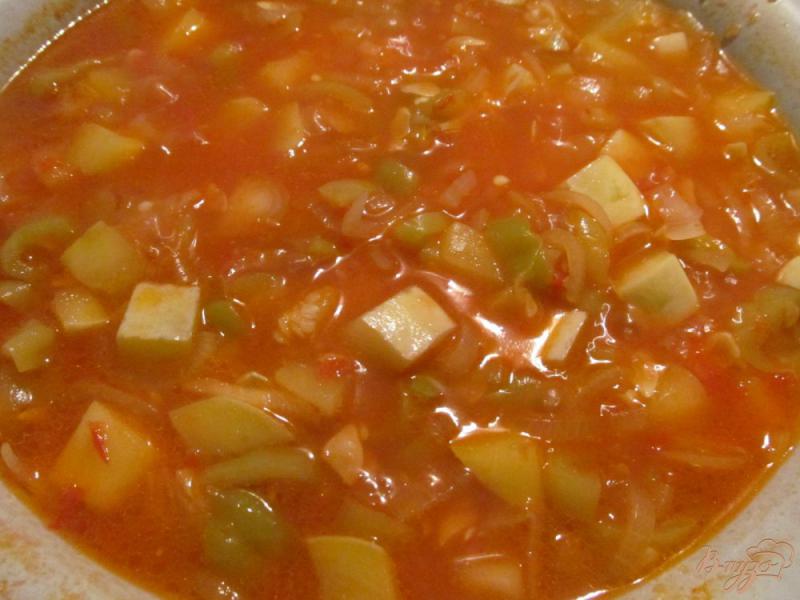 Фото приготовление рецепта: Салат из кабачков с луком перцем а томате на зиму шаг №5
