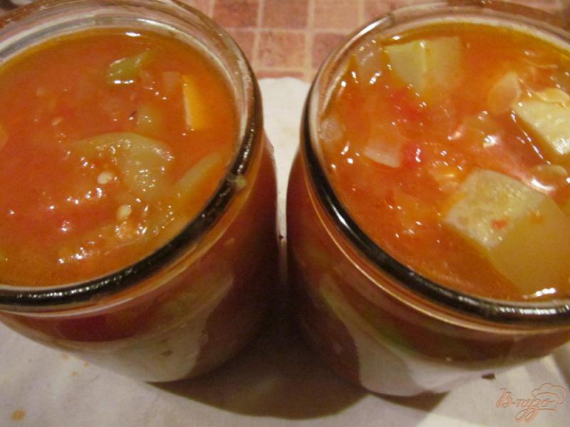Фото приготовление рецепта: Салат из кабачков с луком перцем а томате на зиму шаг №6