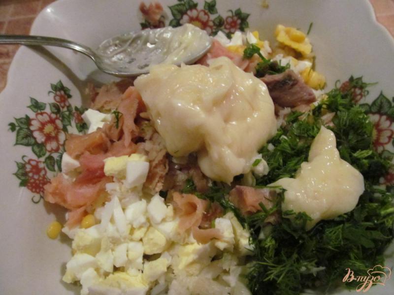 Фото приготовление рецепта: Салат из копченной горбуши шаг №5