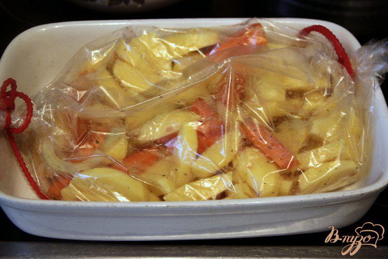 Фото приготовление рецепта: Картофель с овощами «в рукаве» шаг №3