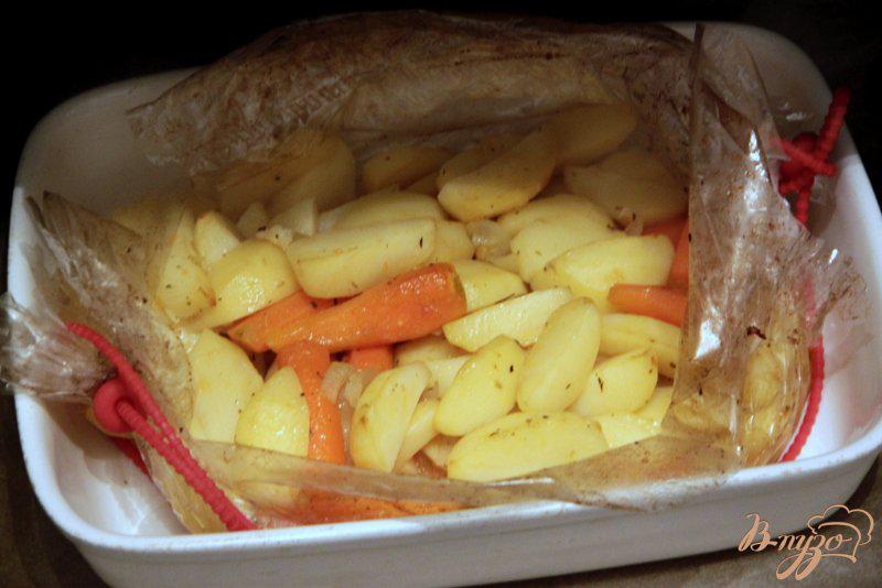 Фото приготовление рецепта: Картофель с овощами «в рукаве» шаг №4