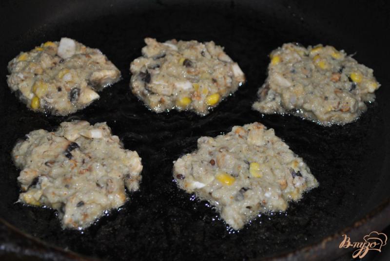 Фото приготовление рецепта: Котлеты с кукурузой и шампиньонами шаг №15