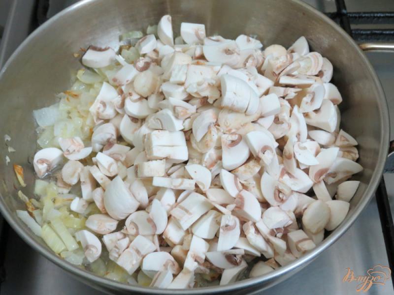 Фото приготовление рецепта: Куриные маффины с грибной начинкой шаг №5