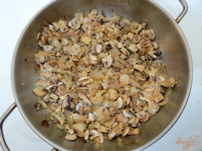 Фото приготовление рецепта: Куриные маффины с грибной начинкой шаг №9
