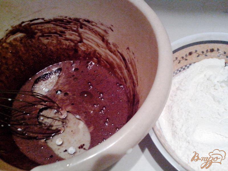 Фото приготовление рецепта: Шоколадный бисквит в микроволновой печи шаг №2
