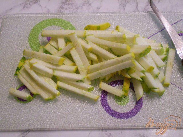 Фото приготовление рецепта: Сырой кабачковый салат шаг №2