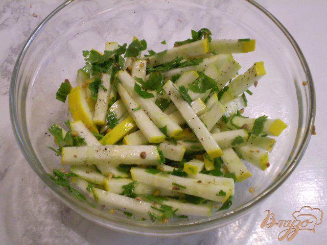 Фото приготовление рецепта: Сырой кабачковый салат шаг №4