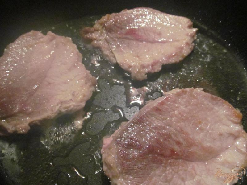 Фото приготовление рецепта: Свиные отбивные тушенные в соусе шаг №2