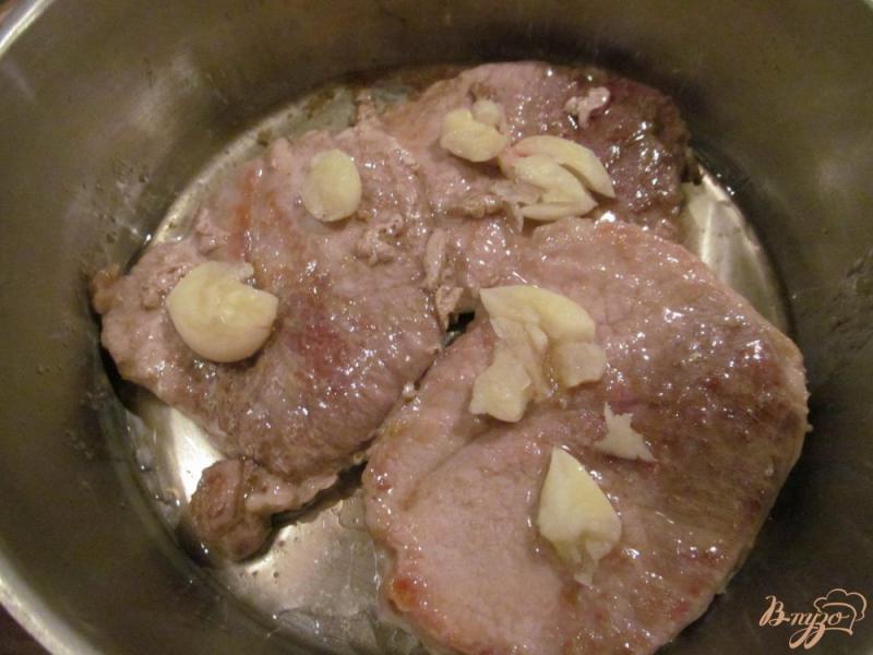 Фото приготовление рецепта: Свиные отбивные тушенные в соусе шаг №5