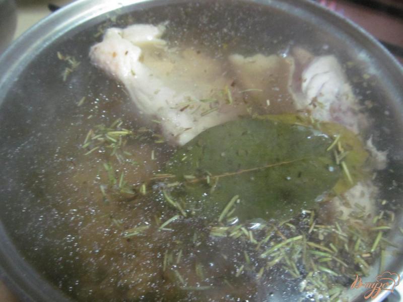 Фото приготовление рецепта: Куриные бедра с сыром в духовке шаг №3