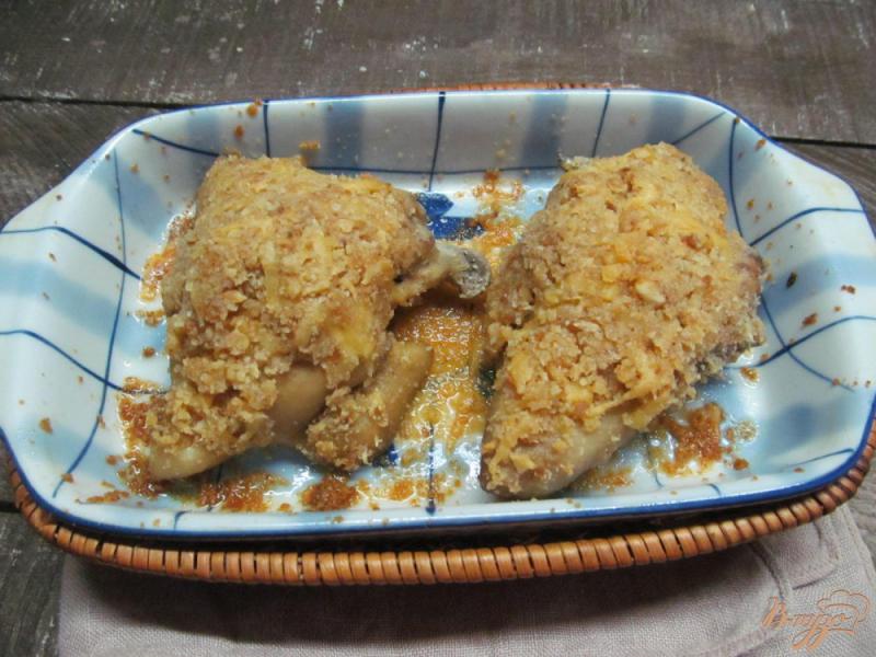 Фото приготовление рецепта: Куриные бедра с сыром в духовке шаг №10