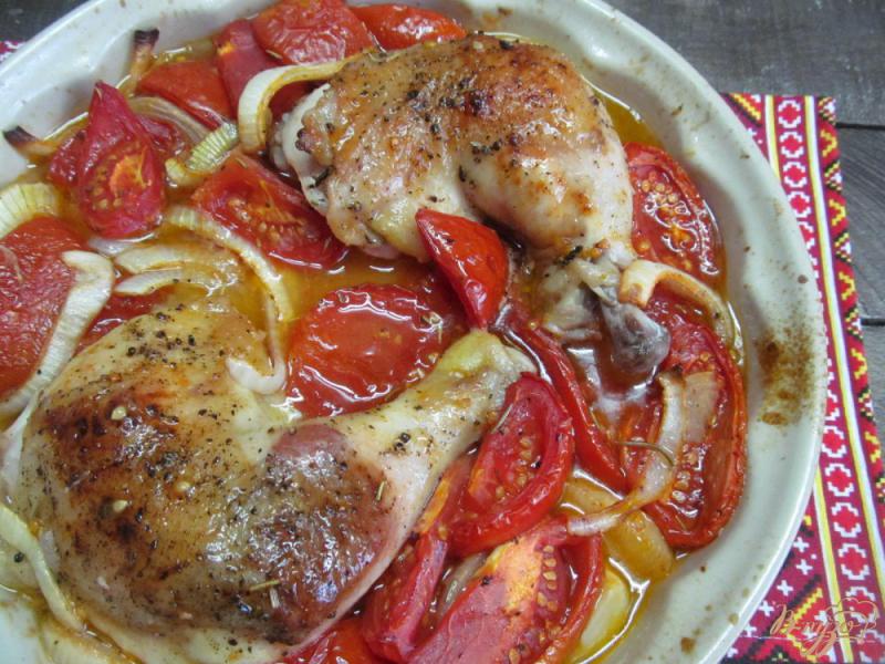Фото приготовление рецепта: Куриные окорока в помидорах шаг №6
