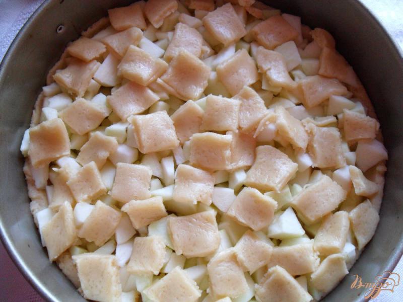 Фото приготовление рецепта: Песочный пирог с яблоками шаг №6