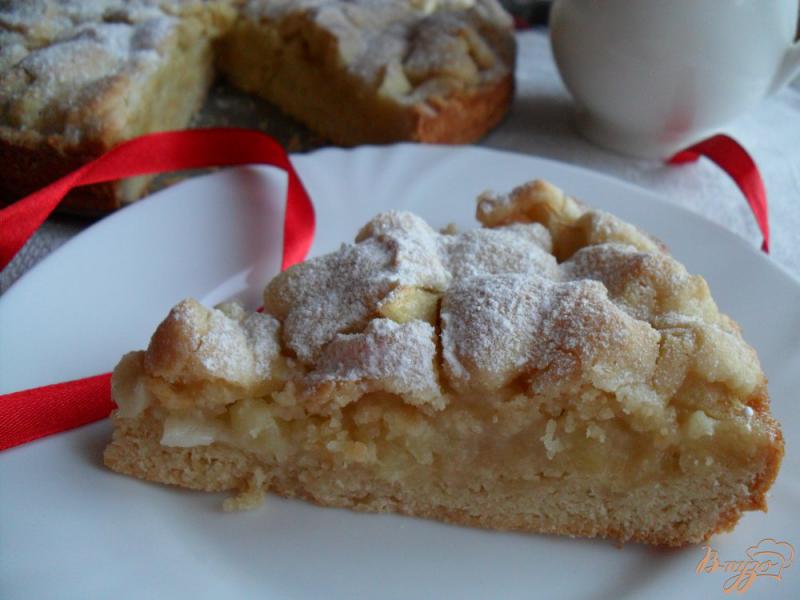 Фото приготовление рецепта: Песочный пирог с яблоками шаг №8