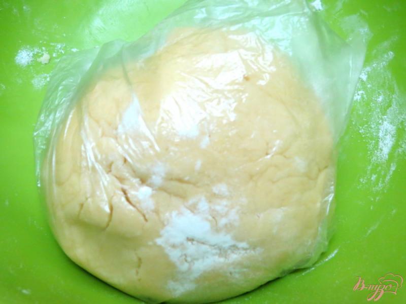 Фото приготовление рецепта: Турецкий сливово-желейный пирог шаг №5