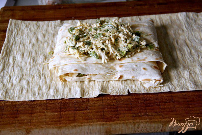 Фото приготовление рецепта: Пирог из лаваша с зелененой сырной начинкой шаг №4