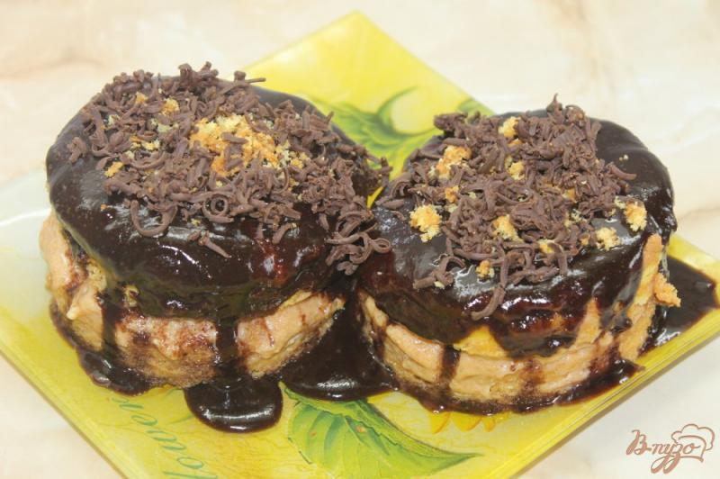 Фото приготовление рецепта: Бисквитные мини тортики с масляным кремом в шоколадной глазури шаг №7