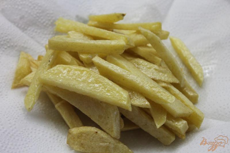 Фото приготовление рецепта: Картофель фри с шашлычным соусом шаг №4