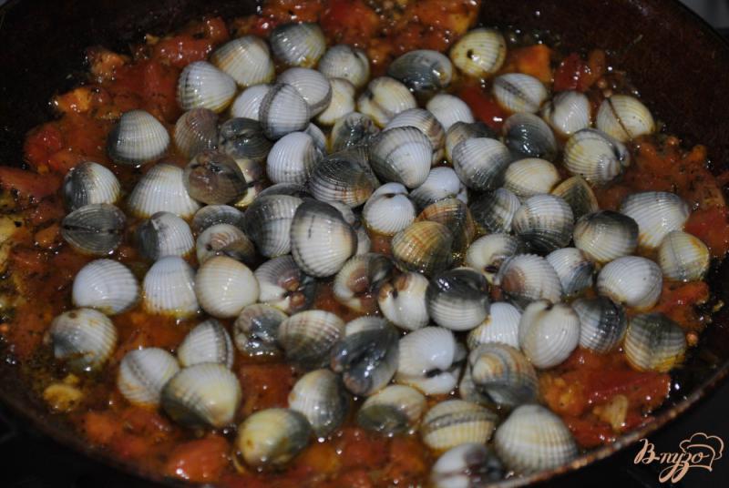 Фото приготовление рецепта: Спагетти с моллюсками шаг №7