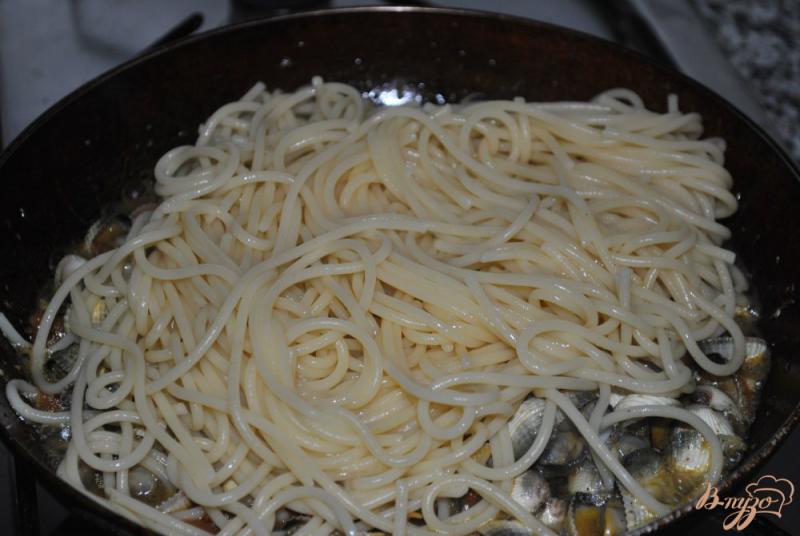 Фото приготовление рецепта: Спагетти с моллюсками шаг №9