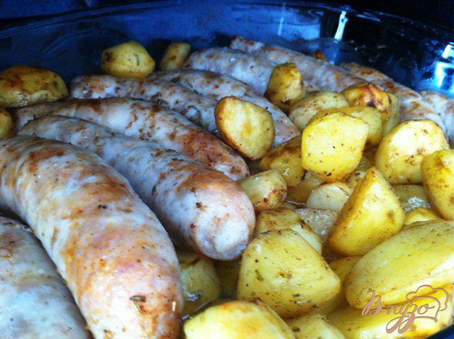 Фото приготовление рецепта: Куриные колбаски с картофелем, запеченные в духовке шаг №5