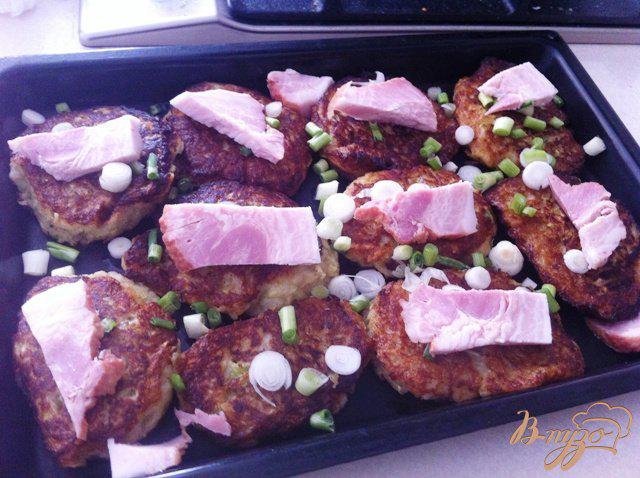 Фото приготовление рецепта: Картофельно-кабачковые оладьи из духовки шаг №10