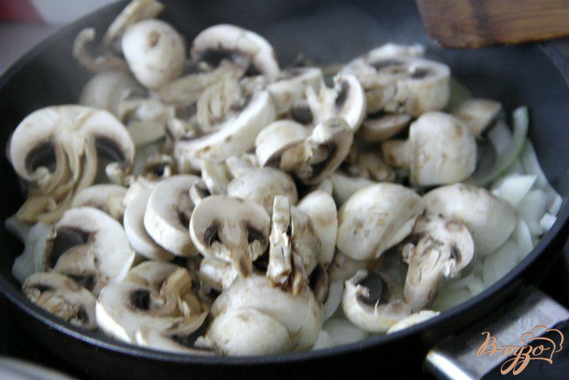 Фото приготовление рецепта: Рагу из кабачков, грибов и перца шаг №2