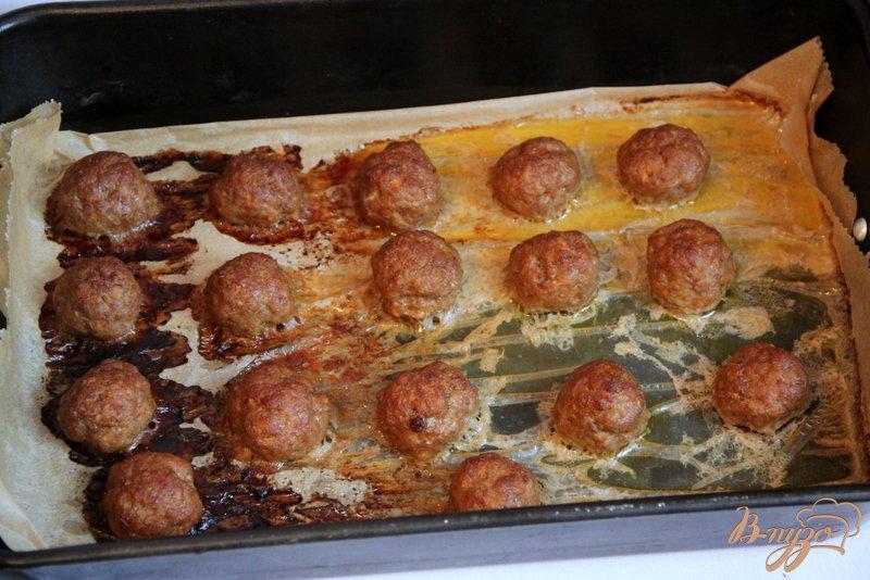 Фото приготовление рецепта: Ароматные мясные шарики из духовки шаг №4