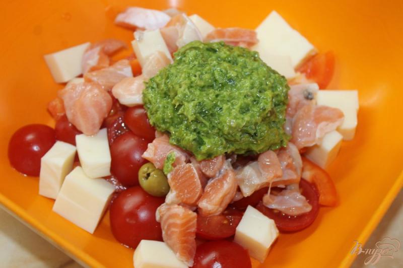 Фото приготовление рецепта: Салат с соленым лососем и зеленым соусом шаг №5