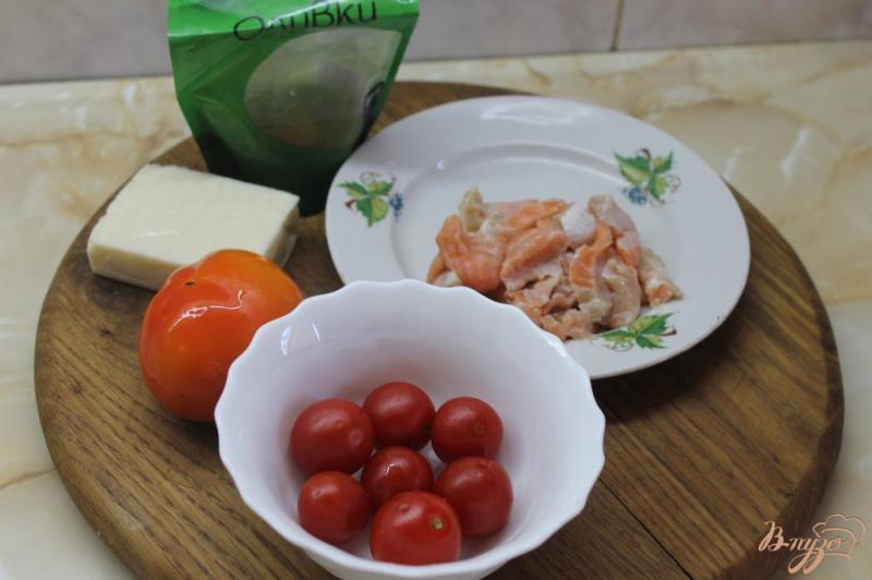 Фото приготовление рецепта: Салат с соленым лососем и зеленым соусом шаг №1