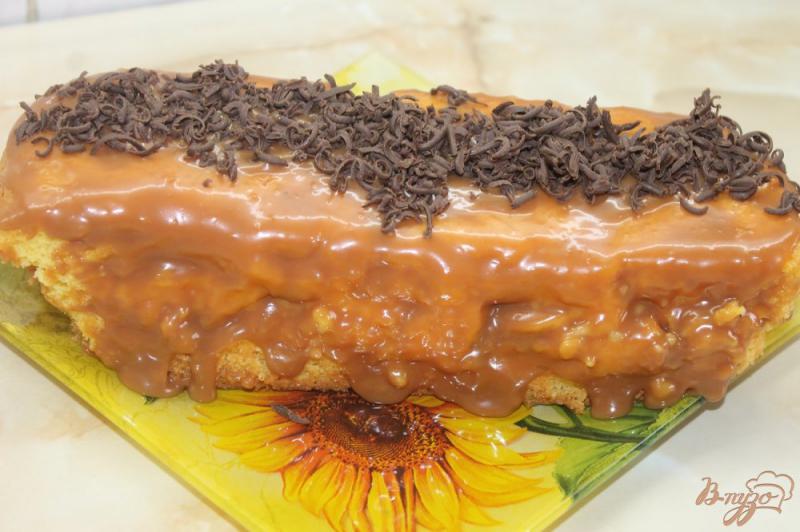 Фото приготовление рецепта: Бисквитный торт с заварным кремом и вареной сгущенкой шаг №10