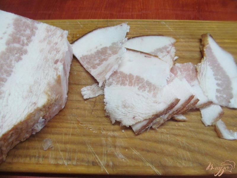 Фото приготовление рецепта: Салат из дыни курицы и бекона шаг №2
