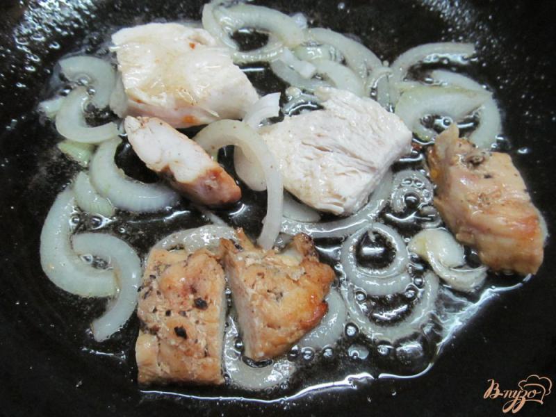 Фото приготовление рецепта: Салат из дыни курицы и бекона шаг №5
