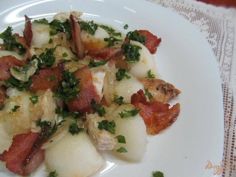 Фото приготовление рецепта: Салат из дыни курицы и бекона шаг №9