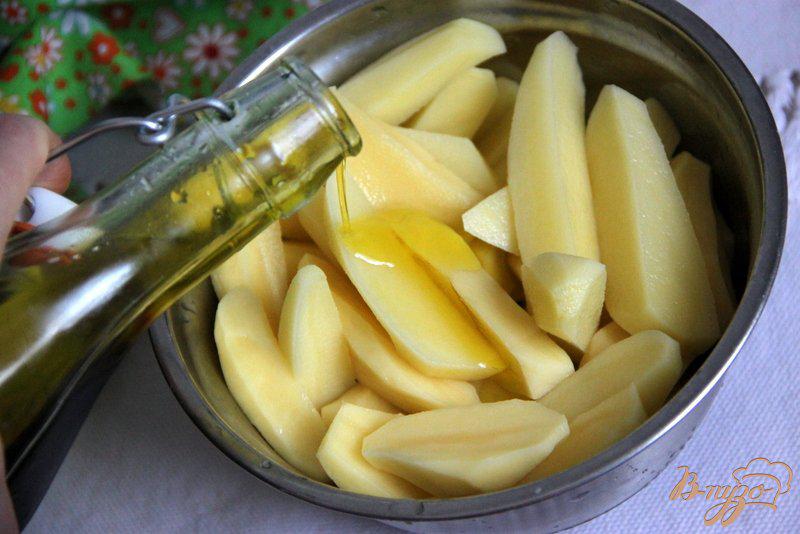Фото приготовление рецепта: Картофель в пикантной корочке с творожным соусом шаг №1