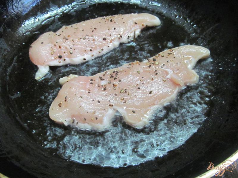 Фото приготовление рецепта: Бутерброд с курицей и грибами шаг №1