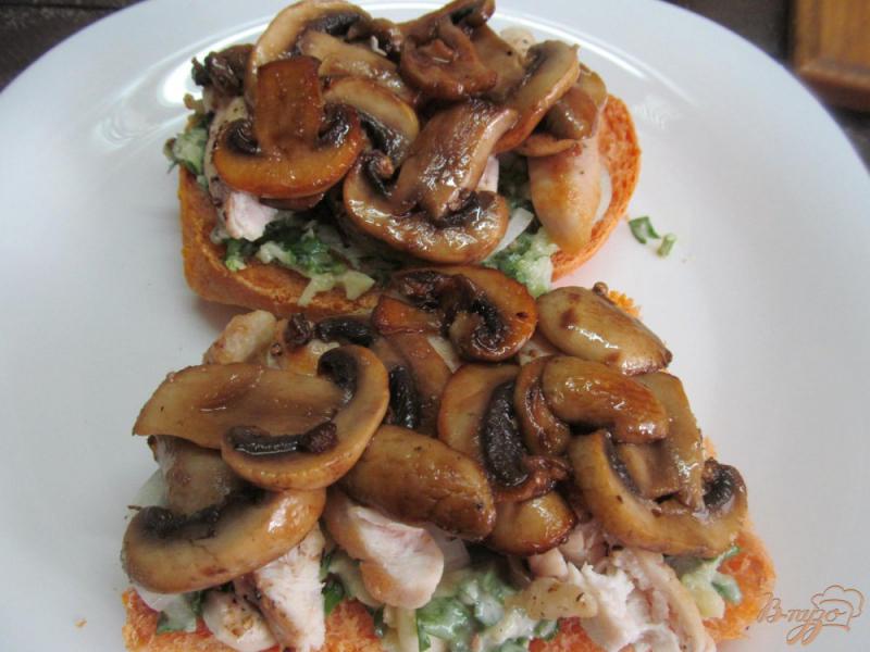 Фото приготовление рецепта: Бутерброд с курицей и грибами шаг №9
