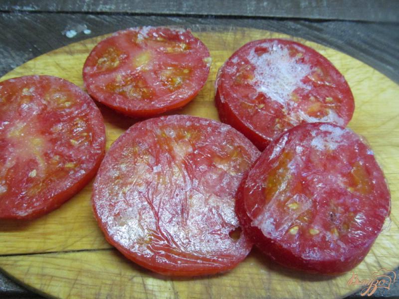 Фото приготовление рецепта: Яичница с замороженными помидорами шаг №1