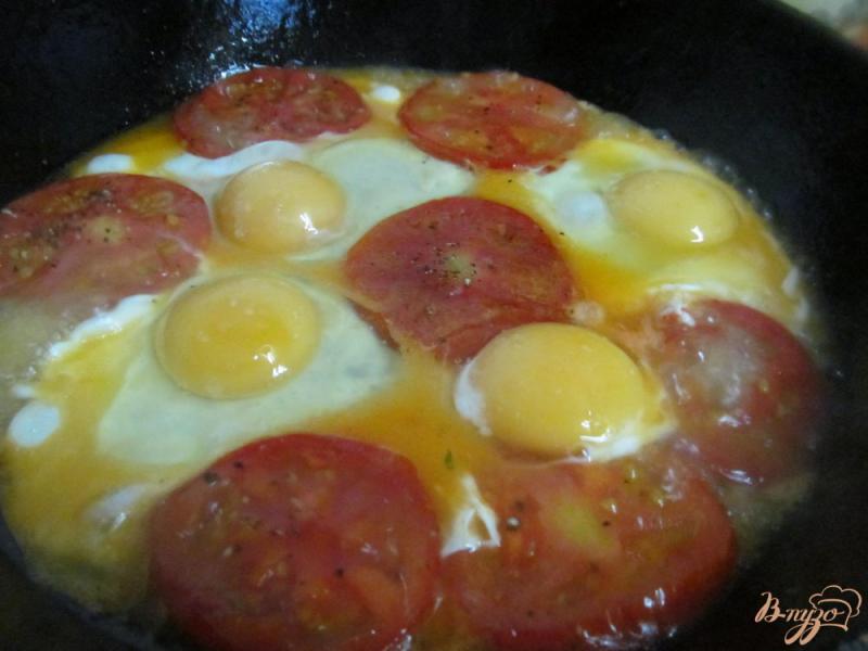 Фото приготовление рецепта: Яичница с замороженными помидорами шаг №4