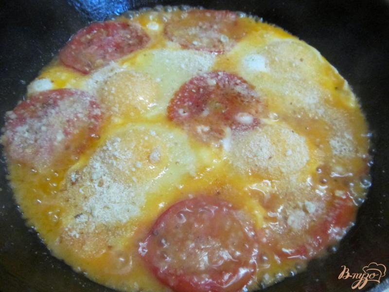 Фото приготовление рецепта: Яичница с замороженными помидорами шаг №6