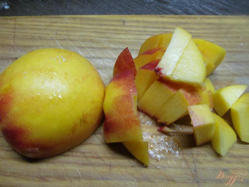 Фото приготовление рецепта: Десерт из персика с творогом шаг №1