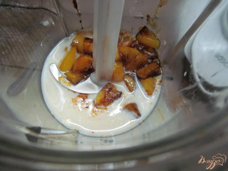Фото приготовление рецепта: Десерт из персика с творогом шаг №3